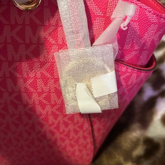 New with tags Pink Micheal Kors Shoulder Tote jet set travel - Picture 5 of 7